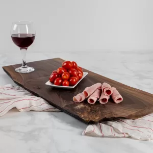 Planche à Charcuterie en Noyer (Live Edge)